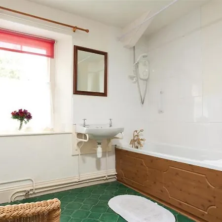 Holiday home Roundhill *
